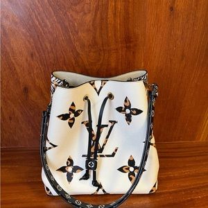 Louis Vuitton monogram noe bag excellent condition used a few times only.